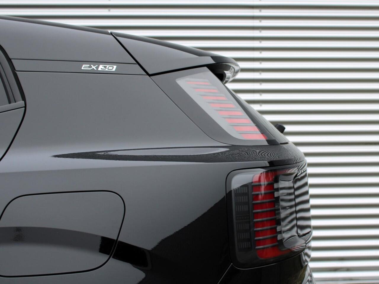 Volvo EX30 Single Motor Extended Range Plus Automaat / 20" velgen / Harman Kardon / Adaptive Cruise Control / Trekgewicht 1600kg