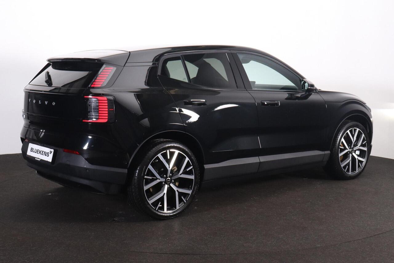 Volvo EX30 Twin Motor Performance Ultra Europa Sport - Verwarmbare voorstoelen - Verwarmbaar stuur - Panoramisch dak - 20' LMV - Adaptive Cruise Control - Pilot Assist - BLIS dodehoekassistentie - Harman Kardon premium audio - Keyless Drive - Elektr. bedienbare acht