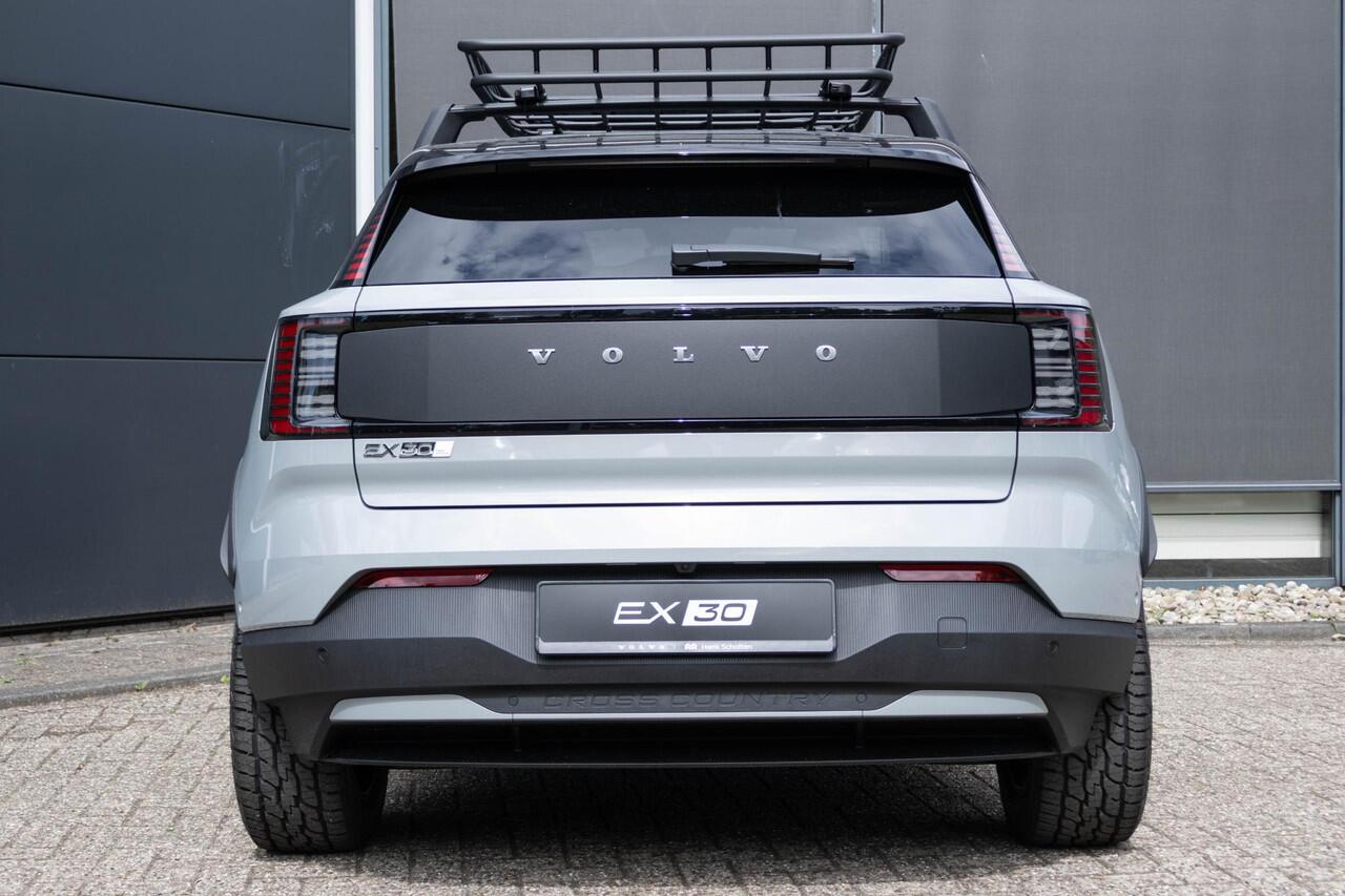 Volvo EX30 Cross Country Twin Motor Performance Ultra 69 kWh Panoramadak | Google Navigatie | Verwarmbare voorstoelen | Elektrische Stoelverstelling | 360 graden camera | Cross Country Experience-pakket |