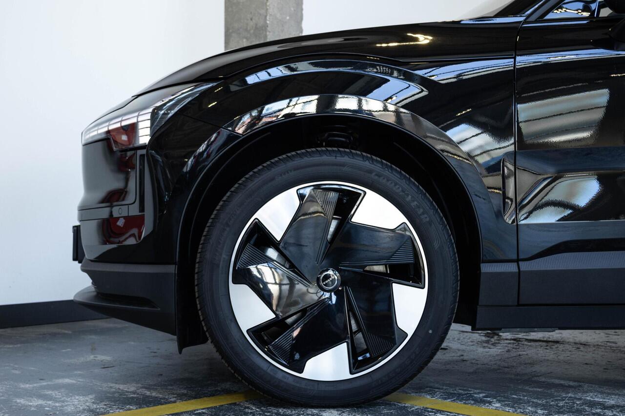 Volvo EX30 Single Motor Extended Range Plus | | 5 jaar garantie! | Premium Audio by Harman Kardon | Keyless Entry | Achteruitrijcamera | Parkeersensoren V+A | Getint Glas Achter | Pilot Assist | Adaptieve Cruise Control | Draadloze Telefoonlader | Navigatiesysteem |