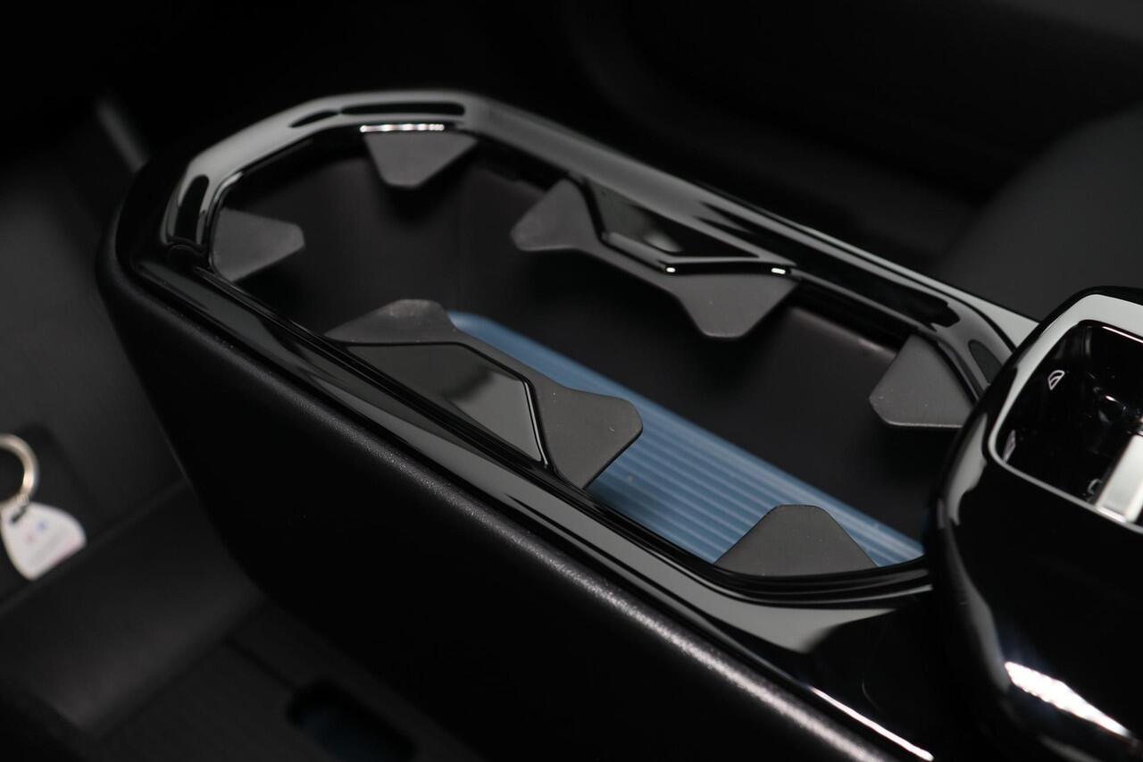 Volvo EX30 Single Motor Extended Range Plus 69 kWh - Adaptive Cruise Control - Climate pack - Parkeercamera achter - Elektrisch bedienbare voorstoelen - Verwarmde voorstoelen & stuur - Parkeersensoren voor & achter - Draadloze tel. lader - Extra getint glas - 20' LM