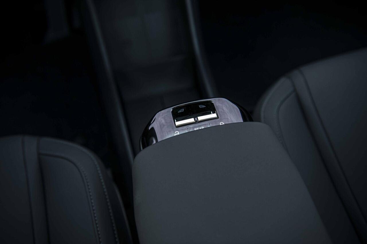 Volvo EX30 Cross Country Twin Motor Performance Ultra | Martini Editie | 4x4 | Adaptieve Cruise | Stoel-/Stuurverwarming | Keyless | 360 Camera | Panoramadak | Elektr. Stoelen | Harman Kardon Audio | Elek. Achterklep | Getint Glas