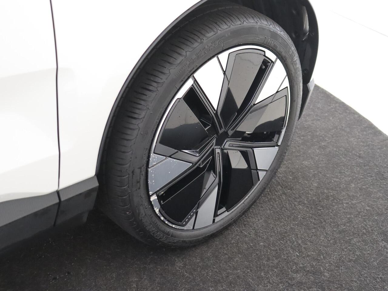 Volvo EX30 Single Motor Extended Range Plus 69 kWh | navigatiesysteem | rijstrooksensor met correctie | uitwijk assistent | warmtepomp | zelfstandige rijstrookwissel | lichtmetalen velgen 5-spaaks 20"|