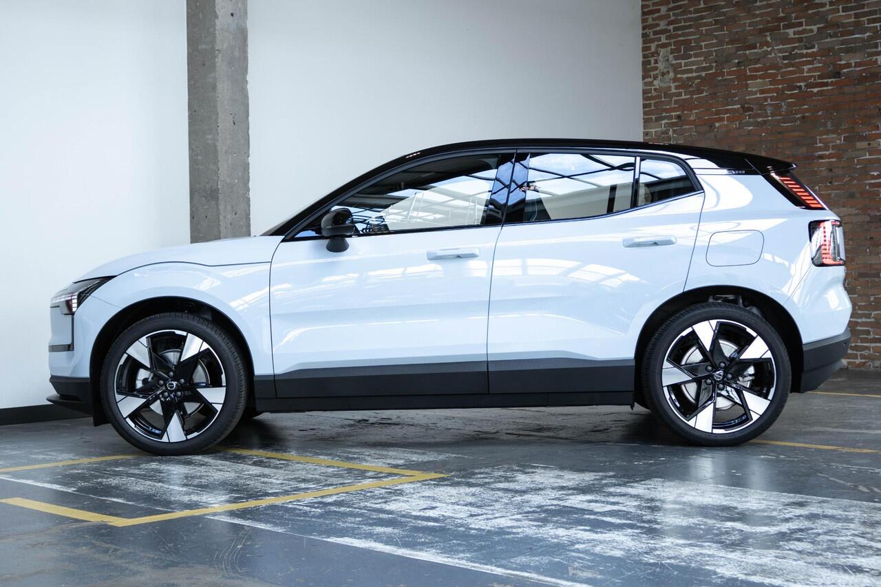 Volvo EX30 Single Motor Extended Range Plus 69 kWh | Harman Kardon Premium audio | Electrische bedienbare voorstoelen | Stoelverwarming | Stuurwielverwarming | Google infotainment | 20'' Lichtmetalen velgen | Warmtepomp |