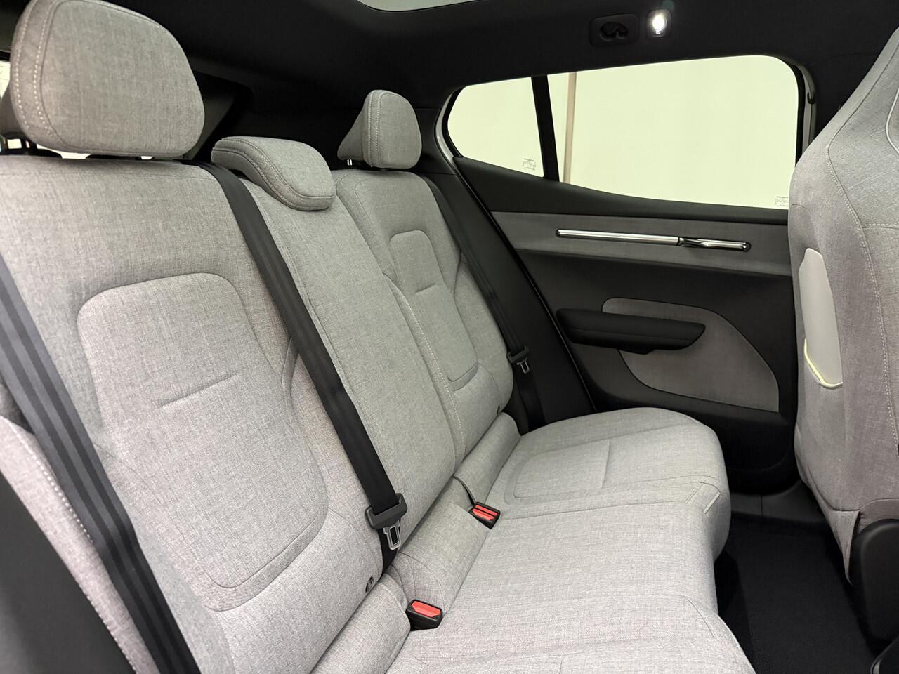 Volvo EX30 Twin Motor Performance Ultra Europa Sport / WOOL BLEND / 20" 5-Y-SPAAKS / BLACK PACK / GETINT GLAS /