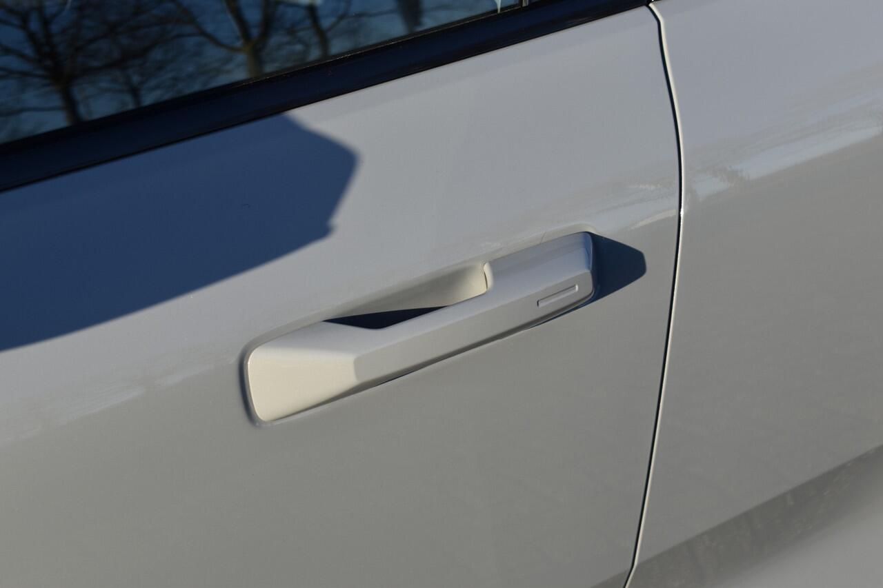 Volvo EX30 Extended Range 272PK Plus 69 kWh | Trekhaak | H&K | ACC | Blis | Getint glas | Camera