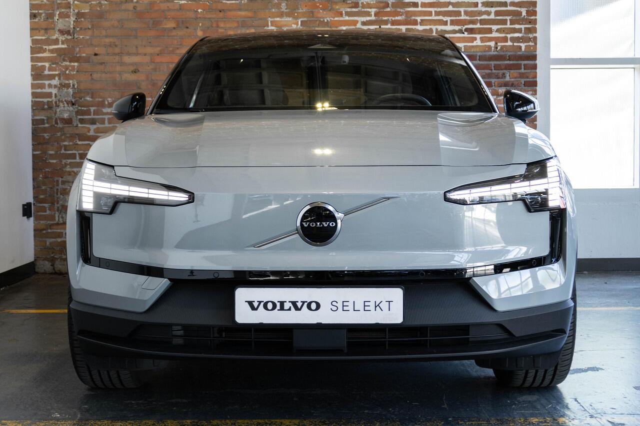 Volvo EX30 Single Motor Extended Range Europa 69kwh | Electrische bedienbare Voorstoelen | Stoelverwarming | Stuurwielverwarming | Google infotainment | Harman Kardon Premium Audio | Parkeercamera | Parkeersensoren voor + achter