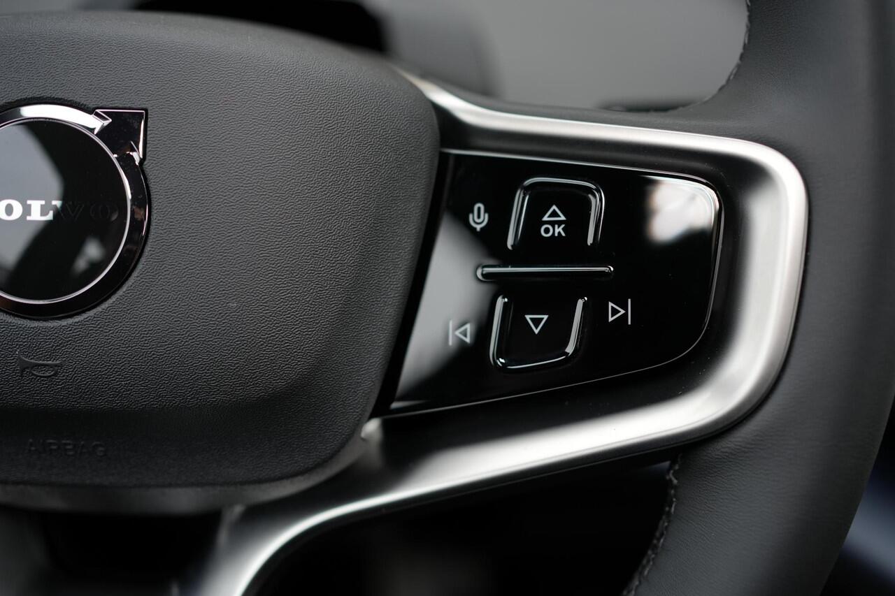 Volvo EX30 Single Motor Extended Range Plus 69 kWh - Lederen bekleding - 20' LMV - Adaptive Cruise Control - Pilot Assist - BLIS dodehoekassistentie - Harman Kardon premium audio - Keyless Drive - Elektr. bedienbare achterklep - Parkeersensoren voor & achter - Parke