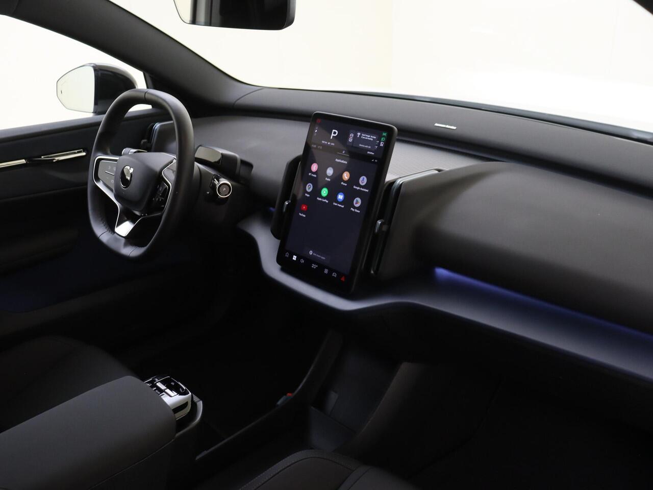 Volvo EX30 Single Motor Extended Range Plus 69 kWh | navigatiesysteem | rijstrooksensor met correctie | uitwijk assistent | warmtepomp | zelfstandige rijstrookwissel | lichtmetalen velgen 5-spaaks 20"|