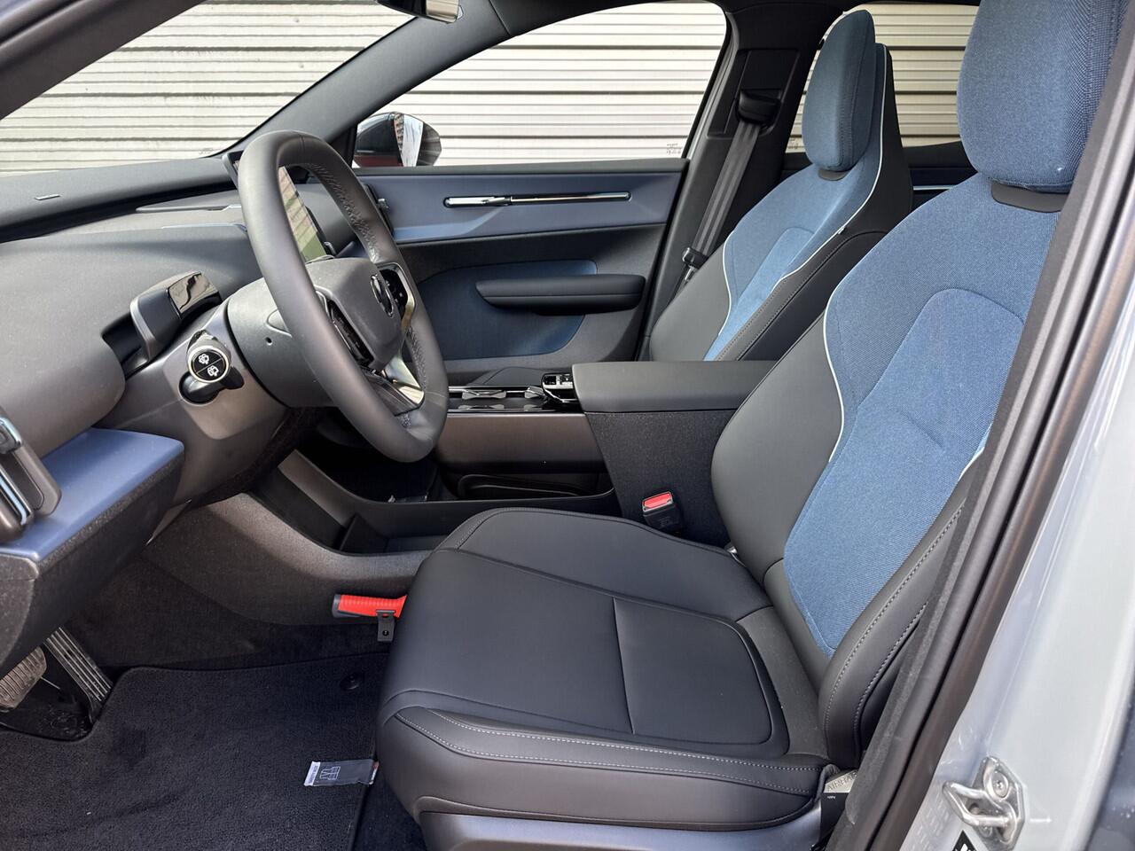 Volvo EX30 Single Motor Extended Range Ultra 69 kWh / Alleen bij Jacob Schaap / Velgen 21" Everlast / Fusion RED Wrap / Verlaagd /