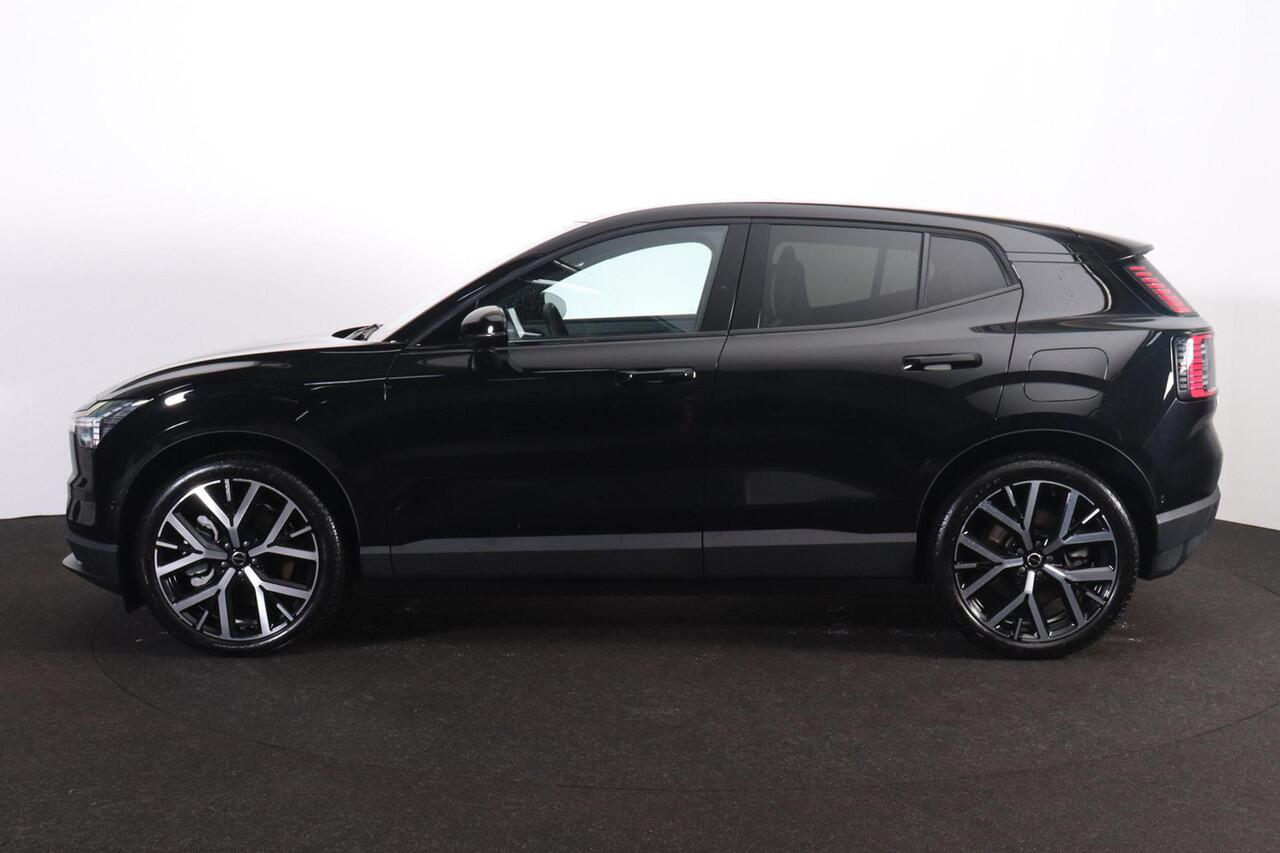 Volvo EX30 Twin Motor Performance Ultra Europa Sport - Verwarmbare voorstoelen - Verwarmbaar stuur - Panoramisch dak - 20' LMV - Adaptive Cruise Control - Pilot Assist - BLIS dodehoekassistentie - Harman Kardon premium audio - Keyless Drive - Elektr. bedienbare acht