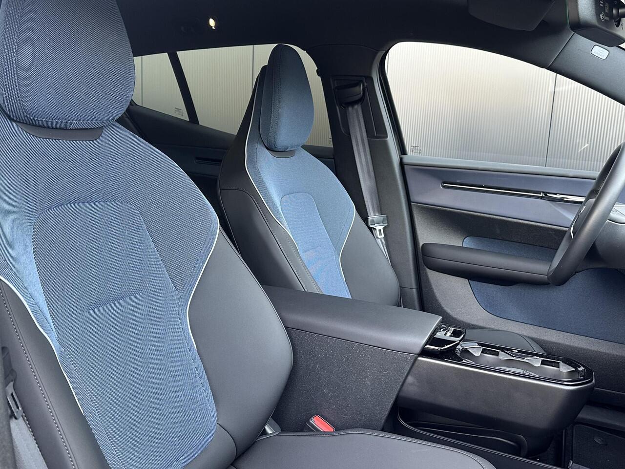 Volvo EX30 Single Motor Extended Range Plus 69 kWh / Harman/Kardon / adaptive cruise / elek. kofferbak / extra getint glas / range 475 km