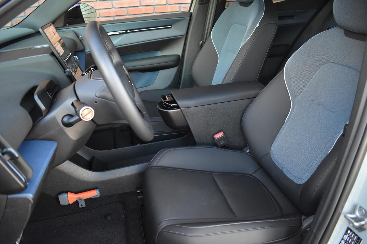 Volvo EX30 Extended Range 272PK Plus | Climate | Cameleon tint | Dashcam | Harman & Kardon |