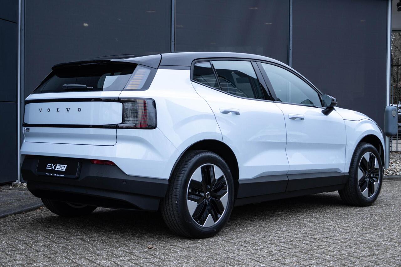 Volvo EX30 Single Motor Plus Europa 51 kWh | Semi-elektrische trekhaak | Stuur & Stoelverwarming | Elektrisch verstelbare stoelen | Dak in hoogglans zwart | Apple Car Play