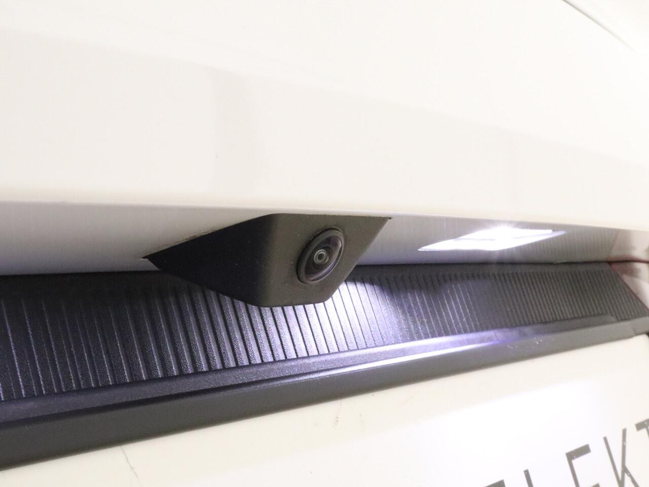 Volvo EX30 Extended Range Plus | All Season banden | Stoelverwarming | Extra getint glas