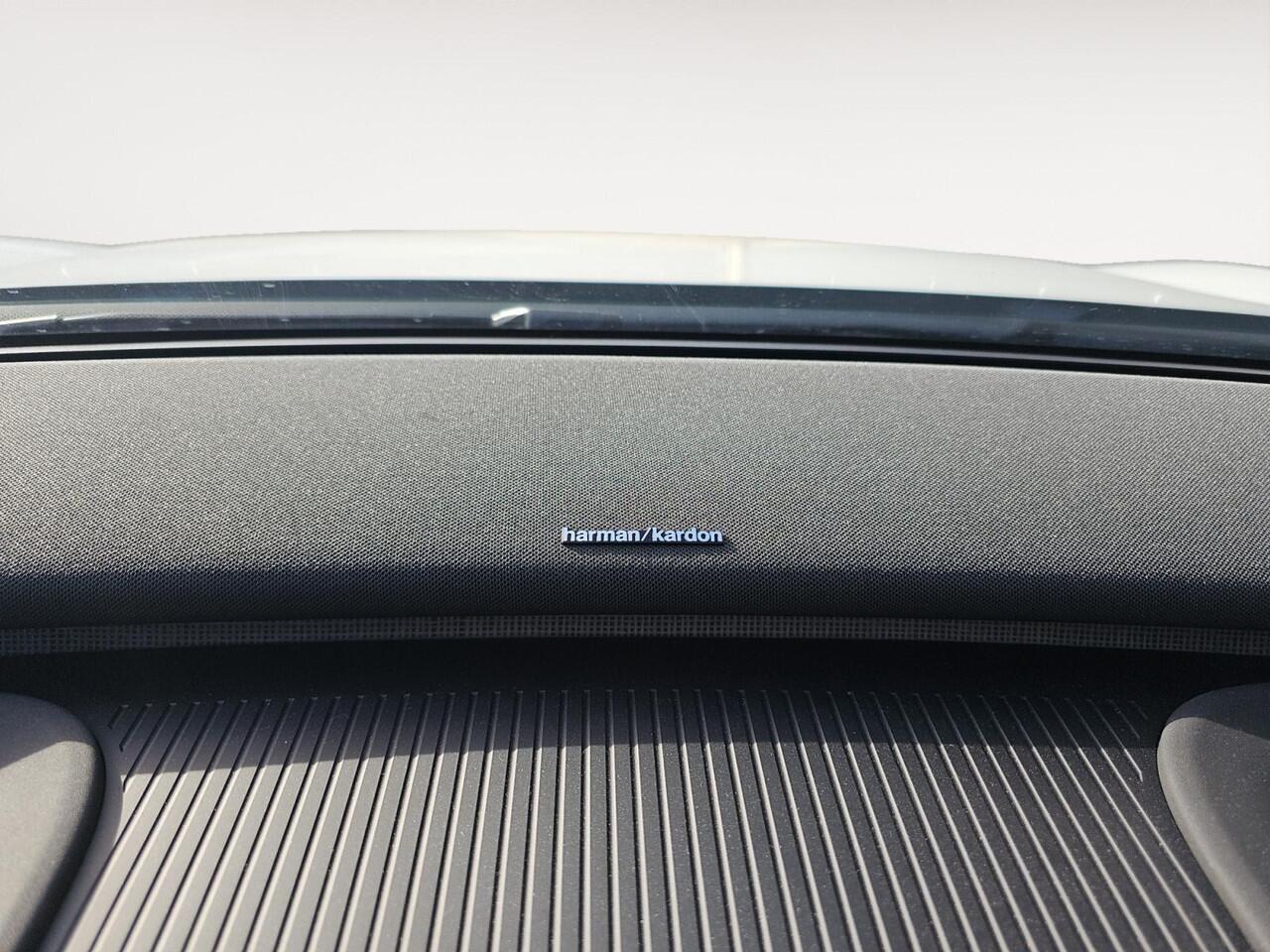 Volvo EX30 Single Motor Extended Range Plus 69 kWh | Trekhaak | Harman/Kardon Audio | Keyless Entry | Elektrische achterklep |