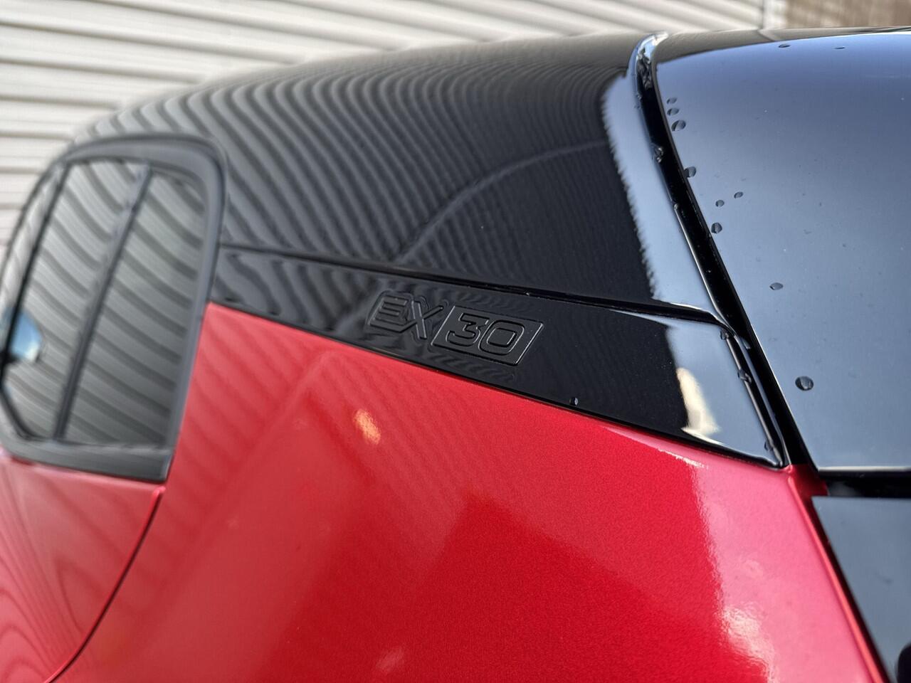 Volvo EX30 Extended Range Ultra / Alleen bij Jacob Schaap / Velgen 21" Everlast / Fusion RED Wrap / Verlaagd /