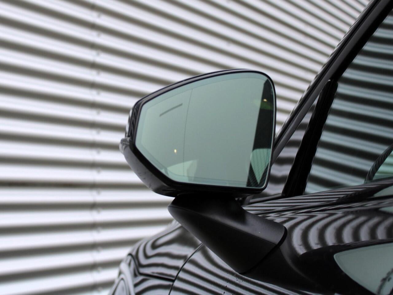 Volvo EX30 Single Motor Extended Range Plus Automaat / 20" velgen / Harman Kardon / Adaptive Cruise Control / Trekgewicht 1600kg