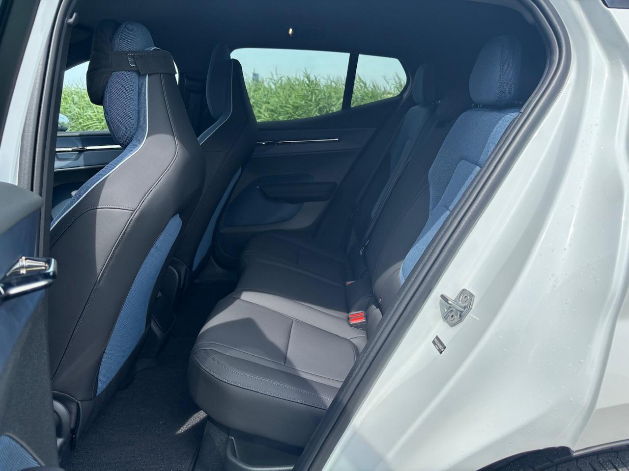 Volvo EX30 Single Motor Extended Range Plus 69 kWh 20 Inch | Getint glas achter | DEMO |