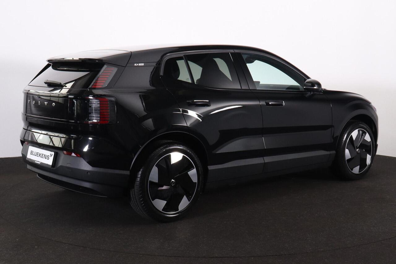 Volvo EX30 Extended Range Plus 69 kWh - Adaptive Cruise Control - Harman/Kardon audio - Parkeercamera achter - Parkeersensoren voor & achter - Apple Carplay - Extra getint glas - 19' LMV