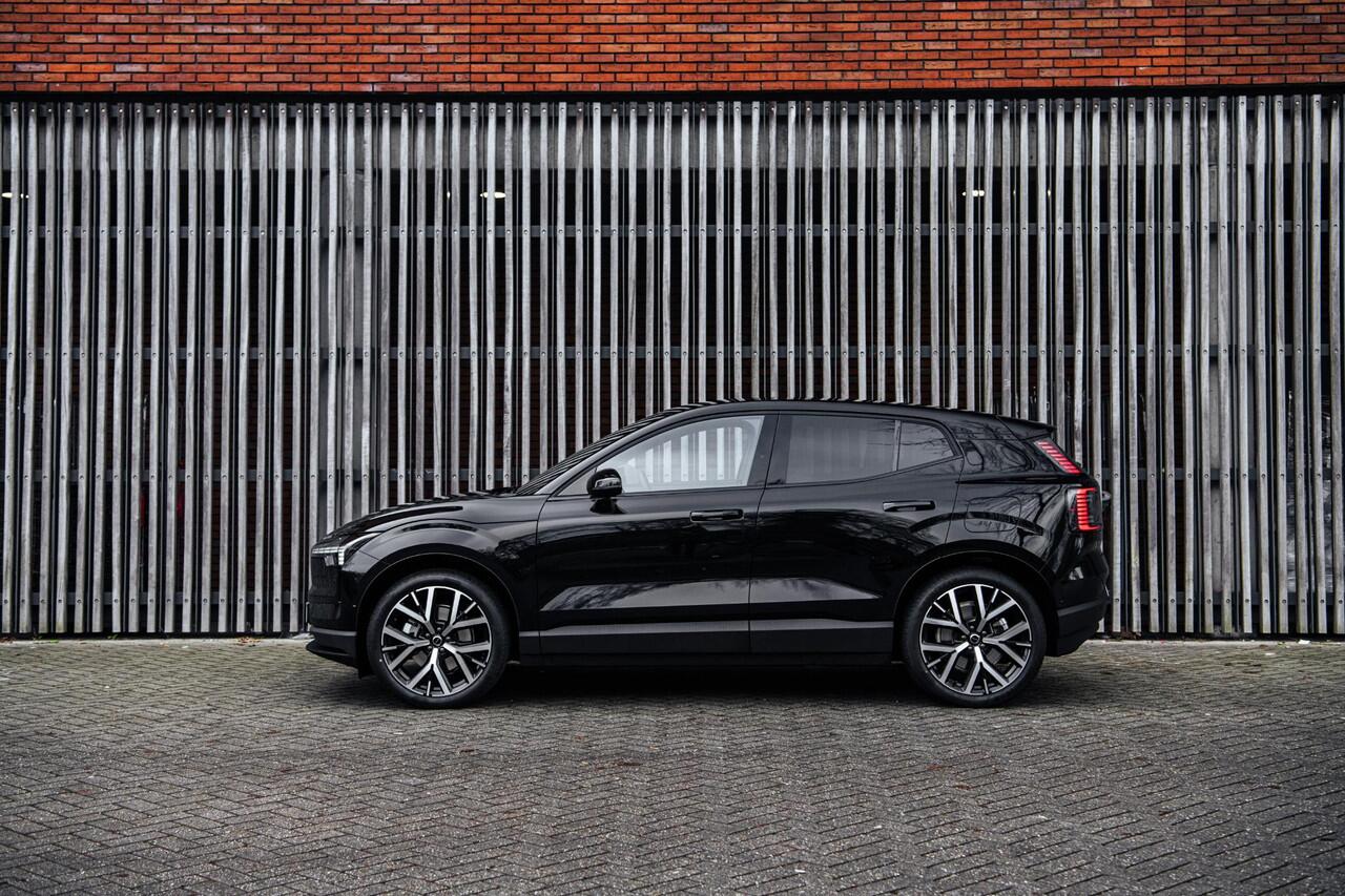 Volvo EX30 Single Motor Extended Range Ultra 69 kWh Black Edition | Trekhaak | Stoel en Stuurverwarming | 20" Y Spaaks | 360° Camera | Harman & Kardon |