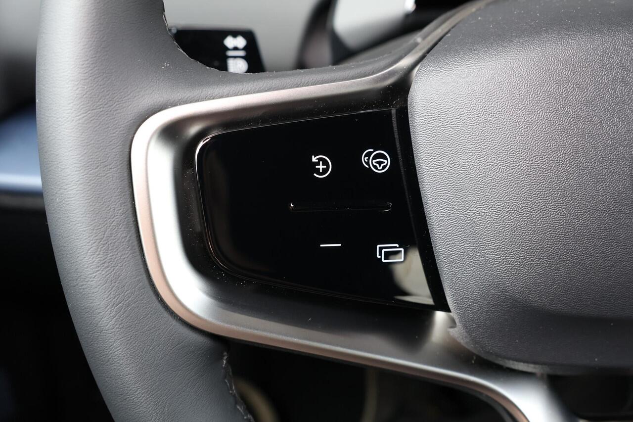 Volvo EX30 Extended Range Plus 69 kWh - Adaptive Cruise Control - Harman/Kardon audio - Parkeercamera achter - Parkeersensoren voor & achter - Apple Carplay - Extra getint glas - 19' LMV