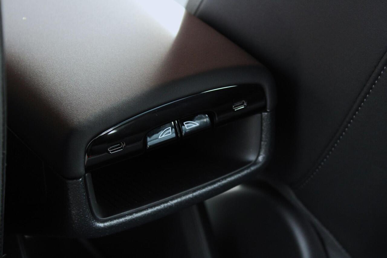 Volvo EX30 Single Motor Extended Range Plus | Incl. Volvo Verlengde garantie | Adaptieve Cruise Control | Pilot Assist | Harman/Kardon Audiosysteem | Parkeersensoren voor en achter | Parkeercamera achter | 20" Lichtmetalen velgen |