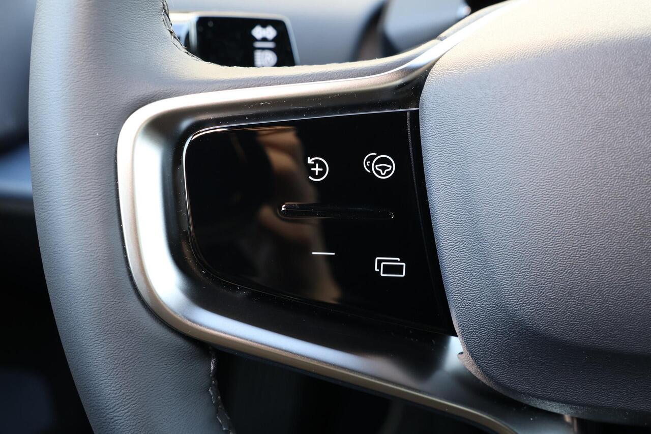 Volvo EX30 Single Motor Extended Range Ultra 69 kWh - 20' LMV - Getint glas v.a. B-stijl - Panoramadak - 360º Camera - Harman Kardon audio - Elektrisch bedienbare voorstoelen - Adaptive Cruise Control - Pilot Assist - BLIS dodehoekassistentie - Keyless Drive - Elekt