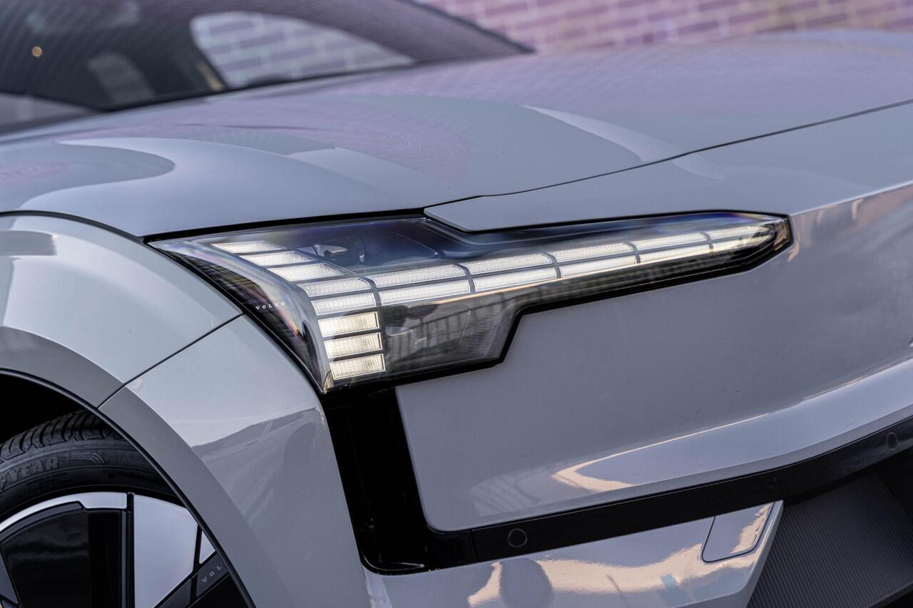 Volvo EX30 Twin Motor AWD Performance 69 kWh Plus | Google | Stoel-/Stuurverwarming | Keyless Entry | Camera | Adaptieve Cruise Control | 20" wielen | Elektrische Achterklep | Getint Glas | Warmtepomp | Dodehoekdetectie |