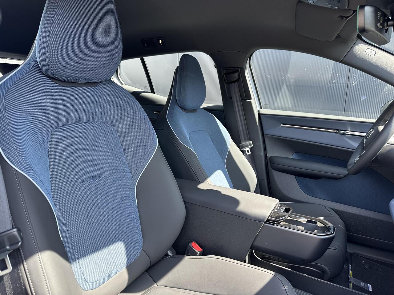 Volvo EX30 Single Motor Extended Range Plus 69 kWh climate line/ electrisch verstelbare voorstoelen