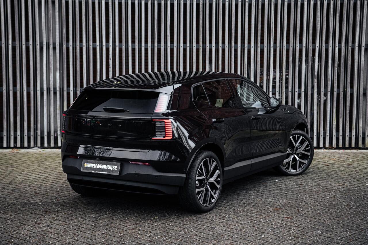 Volvo EX30 Single Motor Extended Range Ultra 69 kWh Black Edition | Trekhaak | Stoel en Stuurverwarming | 20" Y Spaaks | 360° Camera | Harman & Kardon |