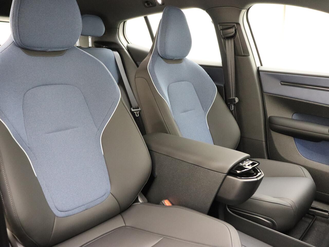 Volvo EX30 Extended Range Plus / El. Achterklep / Adapt. Cruise / BLIS / PDC + Camera /