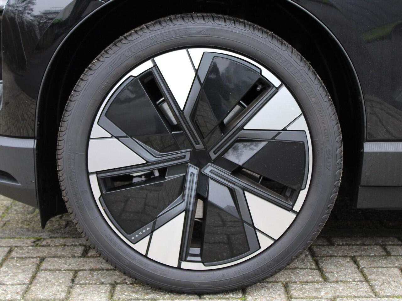 Volvo EX30 Single Motor Extended Range Plus Automaat / 20" velgen / Harman Kardon / Adaptive Cruise Control / Trekgewicht 1600kg