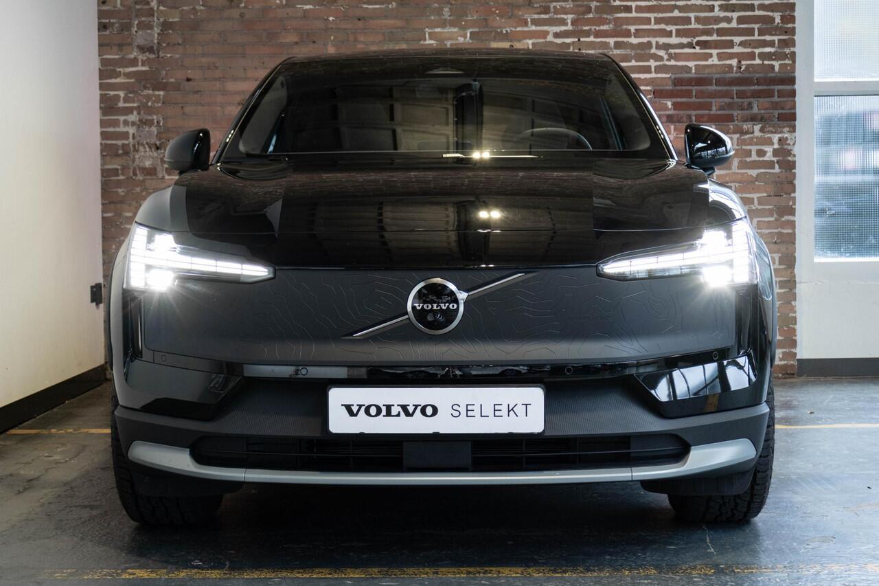 Volvo EX30 Cross Country Twin Motor Performance Ultra 69 kWh | 360º Parkeercamera | Panorama Dak | 22KW Boordlader | Elektrisch Verstelbare Voorstoelen | Audio by Harman Kardon | Keyless Entry | Extra Getint Glas Achter
