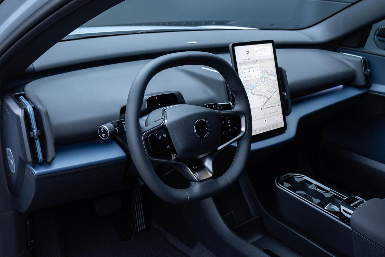 Volvo EX30 Single Motor Plus Europa 51 kWh | Semi-elektrische trekhaak | Stuur & Stoelverwarming | Elektrisch verstelbare stoelen | Dak in hoogglans zwart | Apple Car Play