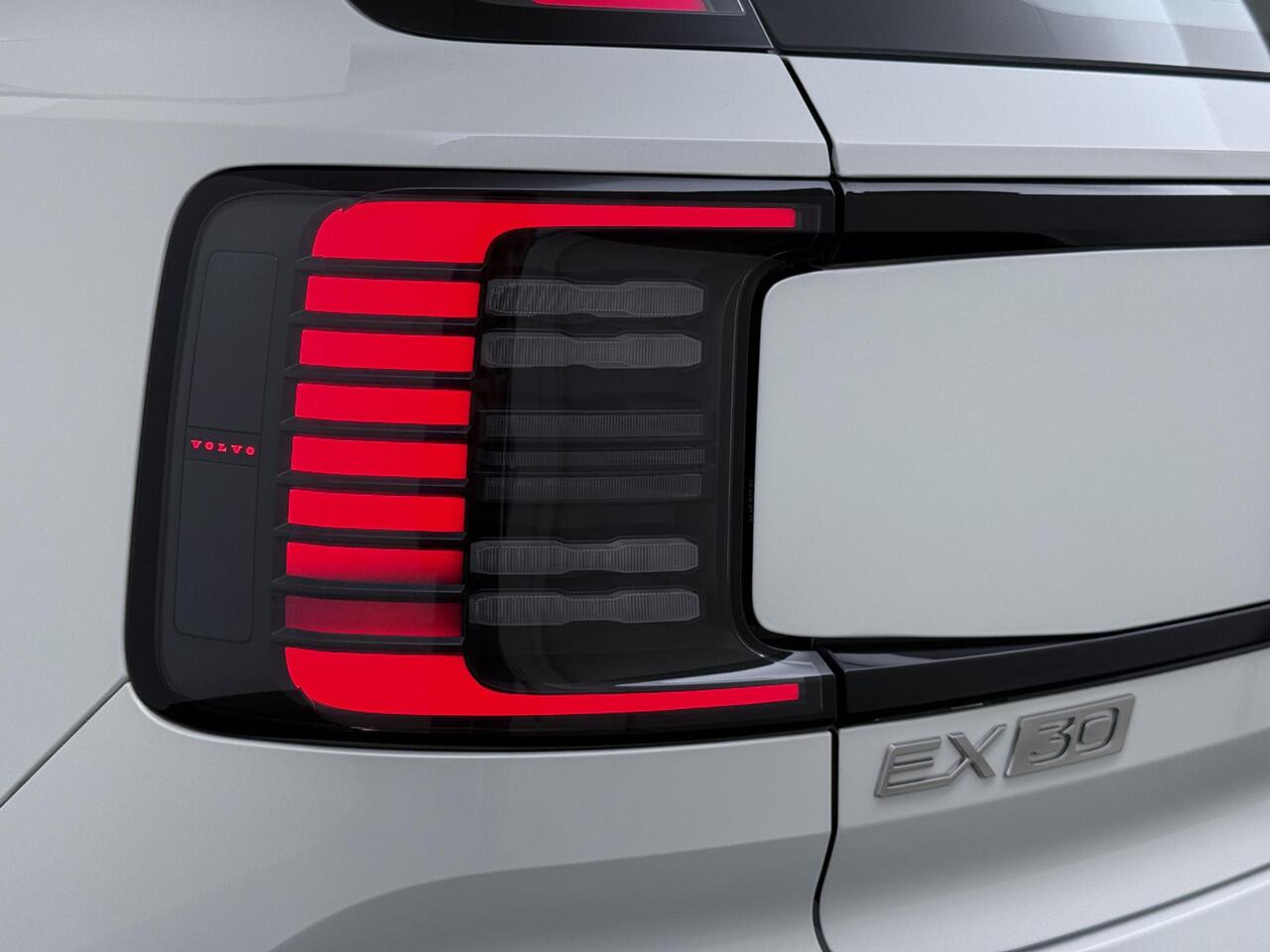 Volvo EX30 Twin Motor Performance Plus 69 kWh VAN: 36.900,- VOOR: 33.440,- UW EINDEJAARSVOORDEEL: 3.460,-| ELEKTRISCHE STOEL. | STOEL/ STUUR VERWARMING |VOLVO FABRIEKSGARANTIE|