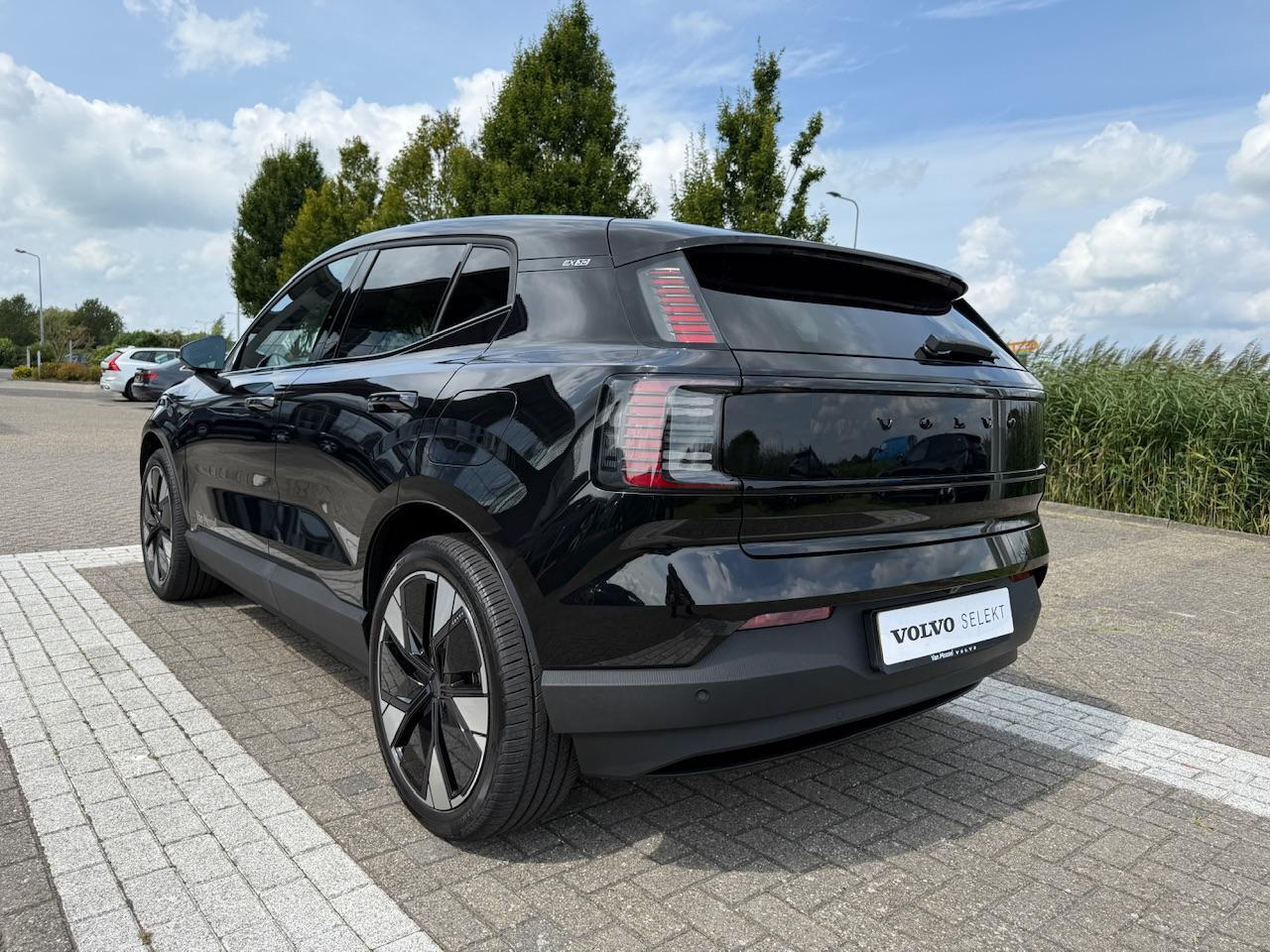 Volvo EX30 Single Motor Extended Range Plus 69 kWh Getint glas | Stoel / stuurverwarming | 20 inch | DEMO |