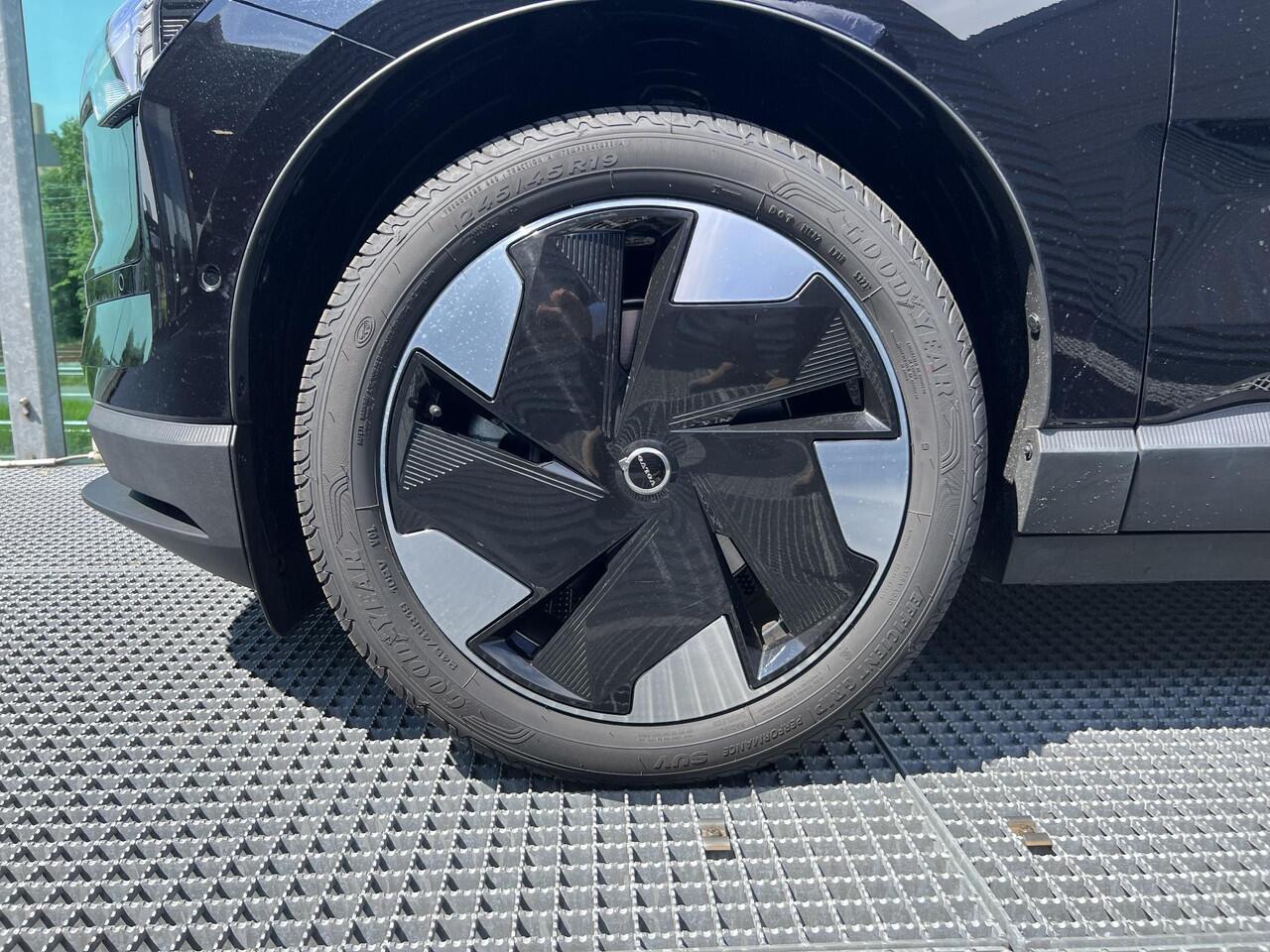 Volvo EX30 Single Motor Extended Range Plus 69 kWh Automaat, Harman Kardon, Pilot assist, BLIS, Park assist voor en achter, Parkeercamera, Extra getint glas vanaf B-stijl