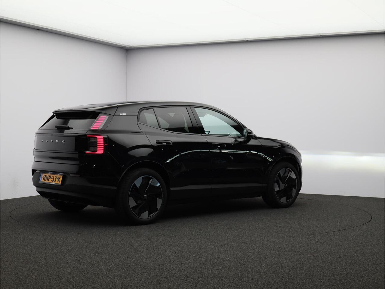 Volvo EX30 Single Motor Extended Range Ultra Automaat / Breeze Blue Interieur / Panoramisch Dak / 360* Camera / Elektrische Stoelen / Harman Kardon / Extra Getint Glas /