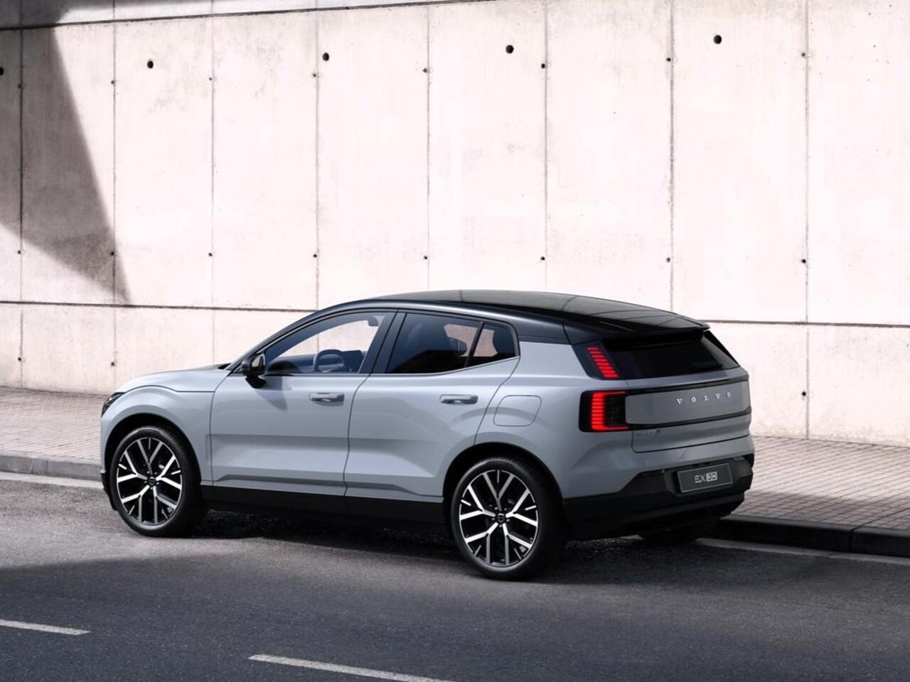 Volvo EX30 Single Motor Extended Range Plus Leverbaar in 2025 met 17% bijtelling / 20" velgen / Privacy Glass / Dak in Glossy Black