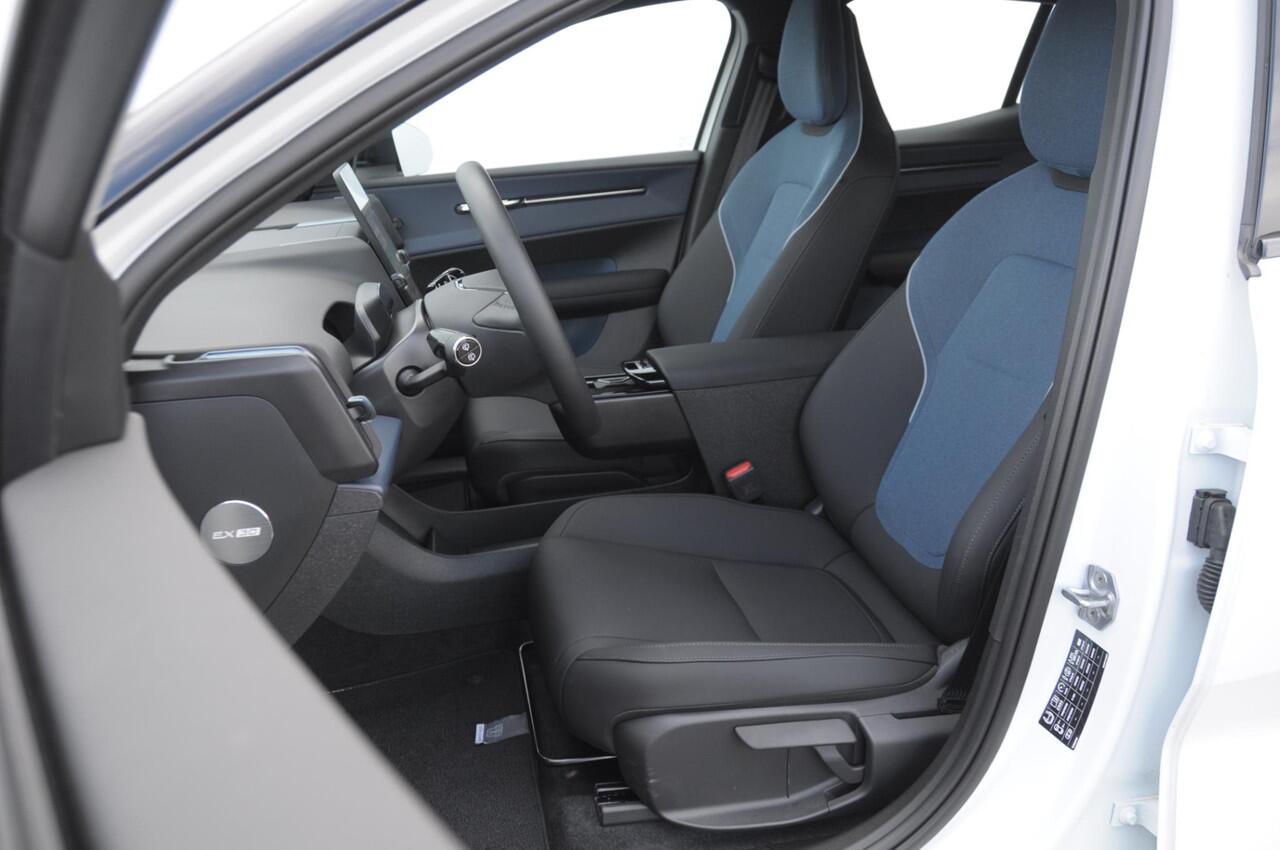 Volvo EX30 272PK Ext. Range Plus / Adaptieve Cruise Control/ Dodehoek Detectie / Parkeersensoren voor en achter/ Achteruitrijcamera/ Warmtepomp/ Google Services/