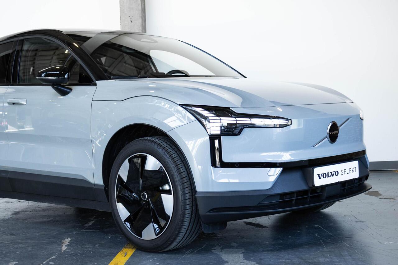 Volvo EX30 Single Motor Extended Range Europa 69kwh | Electrische bedienbare Voorstoelen | Stoelverwarming | Stuurwielverwarming | Google infotainment | Harman Kardon Premium Audio | Parkeercamera | Parkeersensoren voor + achter