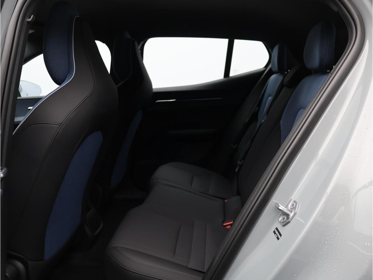 Volvo EX30 Single Motor Essential 51 kWh / Snel Leverbaar / Stoel+Stuurverwarming / Parkeercamera / Fiscalewaarde ¤35.105,- /