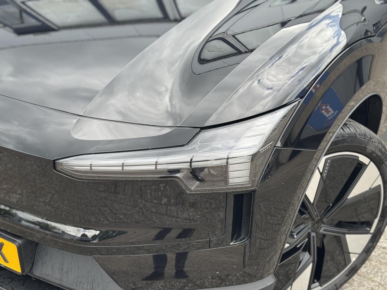 Volvo EX30 Single Motor Extended Range Plus 69 kWh Extra getint glas | Verwarmbare voorstoelen | 20 inch