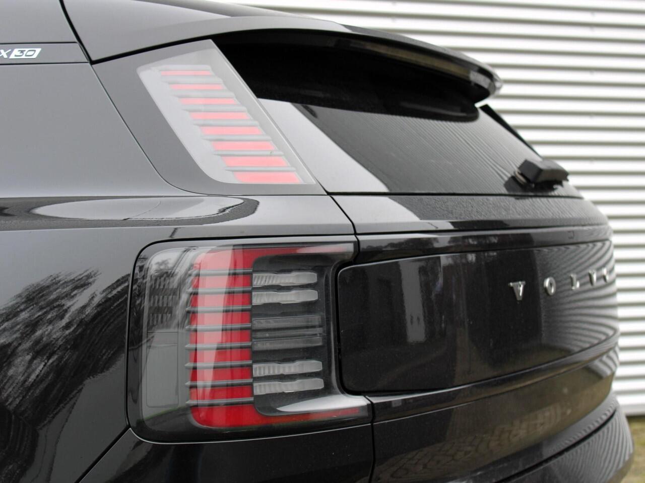 Volvo EX30 Single Motor Extended Range Plus Automaat / 20" velgen / Harman Kardon / Adaptive Cruise Control / Trekgewicht 1600kg