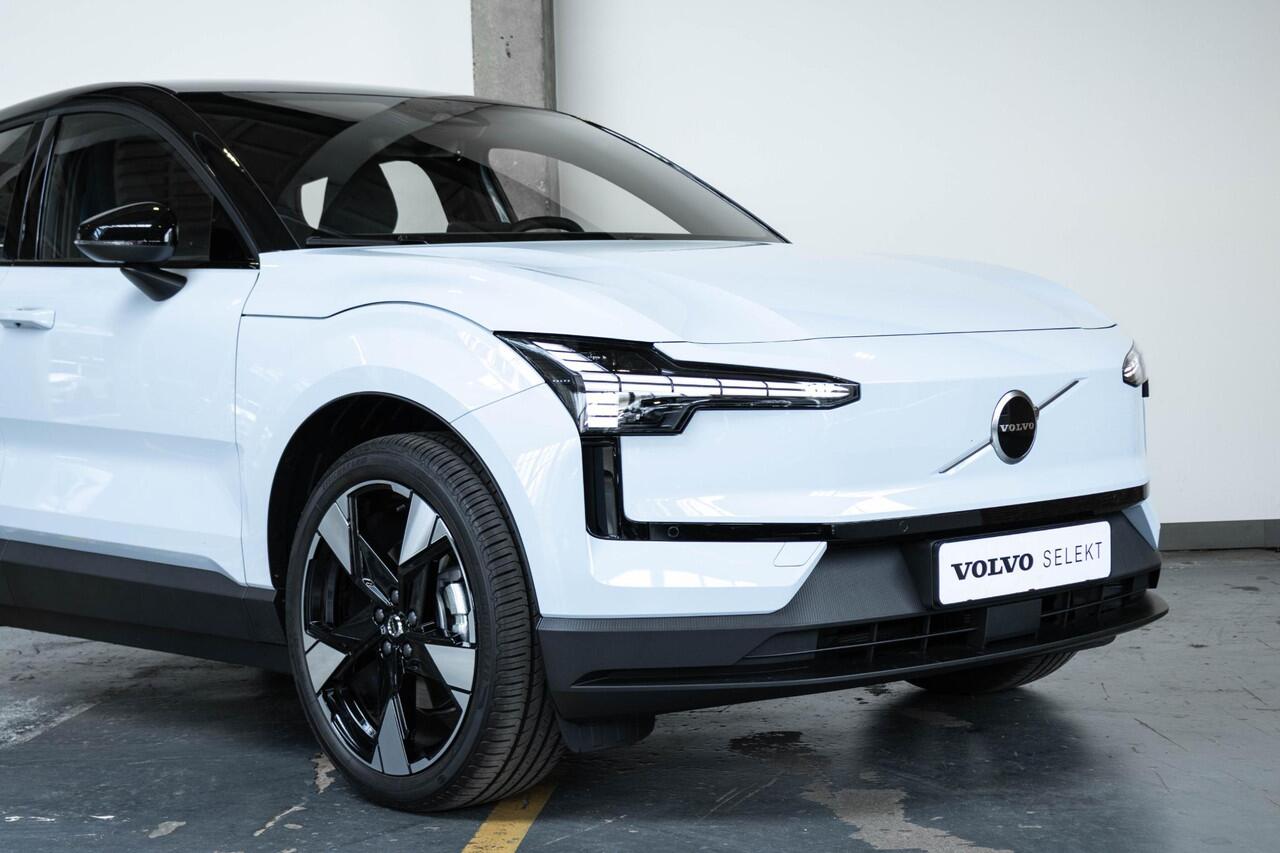 Volvo EX30 Single Motor Extended Range Plus 69 kWh | Harman Kardon Premium audio | Electrische bedienbare voorstoelen | Stoelverwarming | Stuurwielverwarming | Google infotainment | 20'' Lichtmetalen velgen | Warmtepomp |