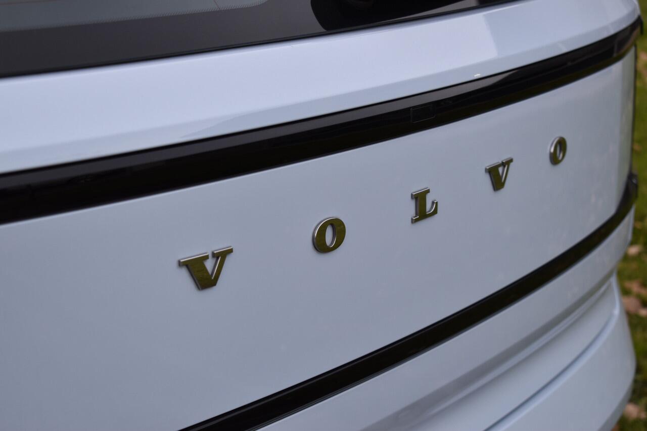 Volvo EX30 Extended Range 272PK Core 69 kWh | Trekhaak | SoH 98,5% | ACC | BLIS | Camera | 18"LMV |