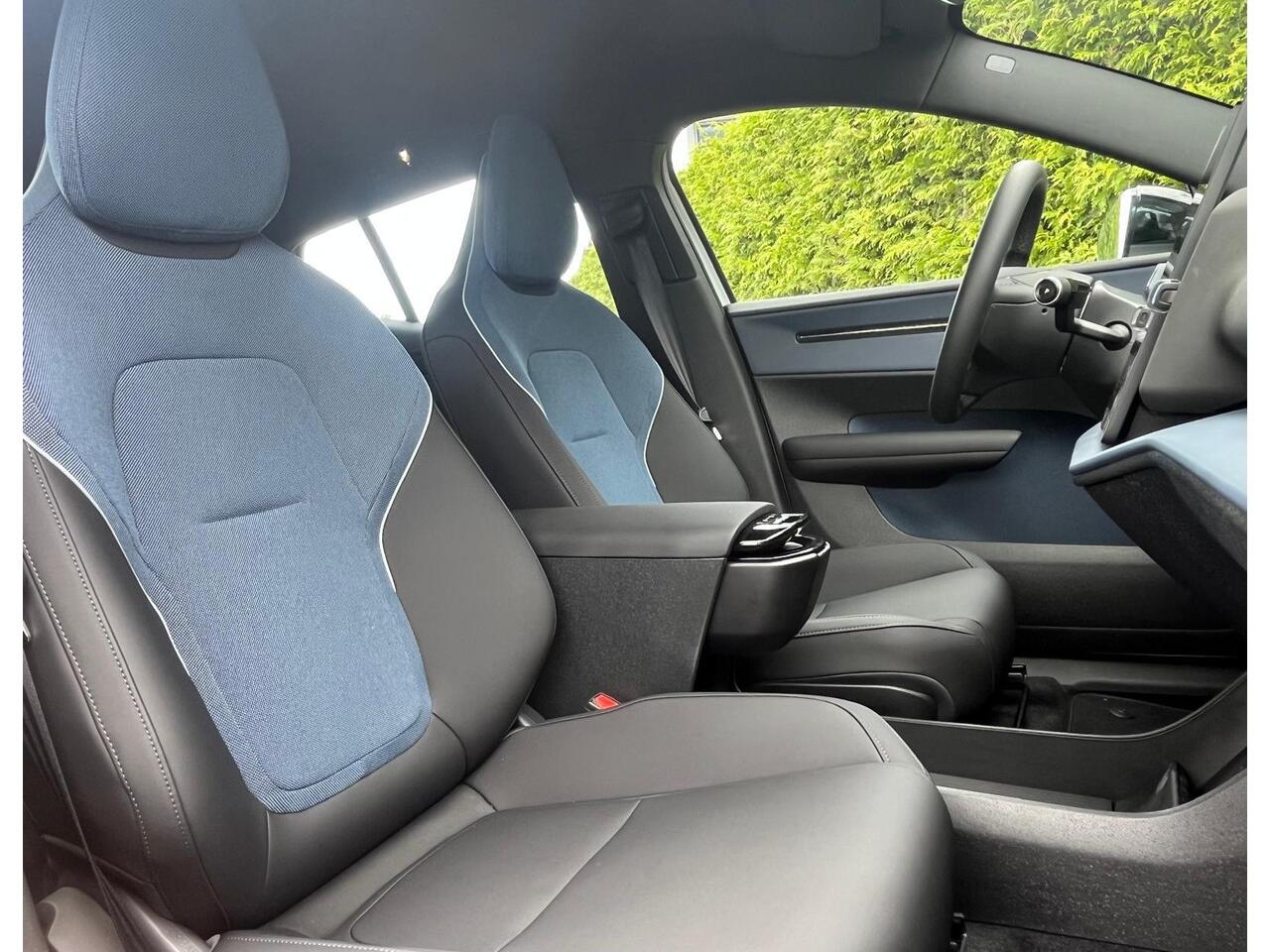 Volvo EX30 Single Motor Extended Range Plus 69 kWh | 20 inch Aero wielen | Nieuw uit voorraad | LAAGSTEPRIJS garantie