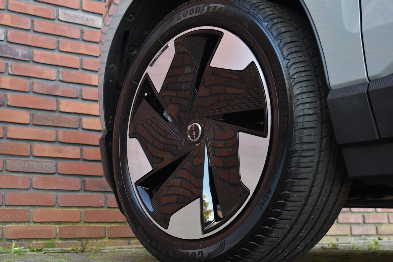 Volvo EX30 Extended Range 272PK Plus | Climate | Cameleon tint | Dashcam | Harman & Kardon |