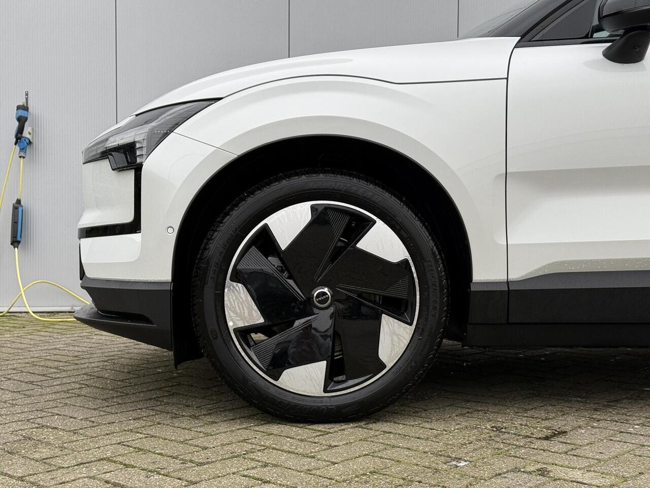 Volvo EX30 Single Motor Extended Range Plus | Adaptieve Cruise Control Met Pilot Assist | Getint Glas Achter | Apple Carplay/Android Auto | BLIS Dodehoekdetectie | Harman/Kardon Premium Audio | Sfeerverlichting | Keyless | Elektrische Achterklep | 2 Jaar Verlengde G